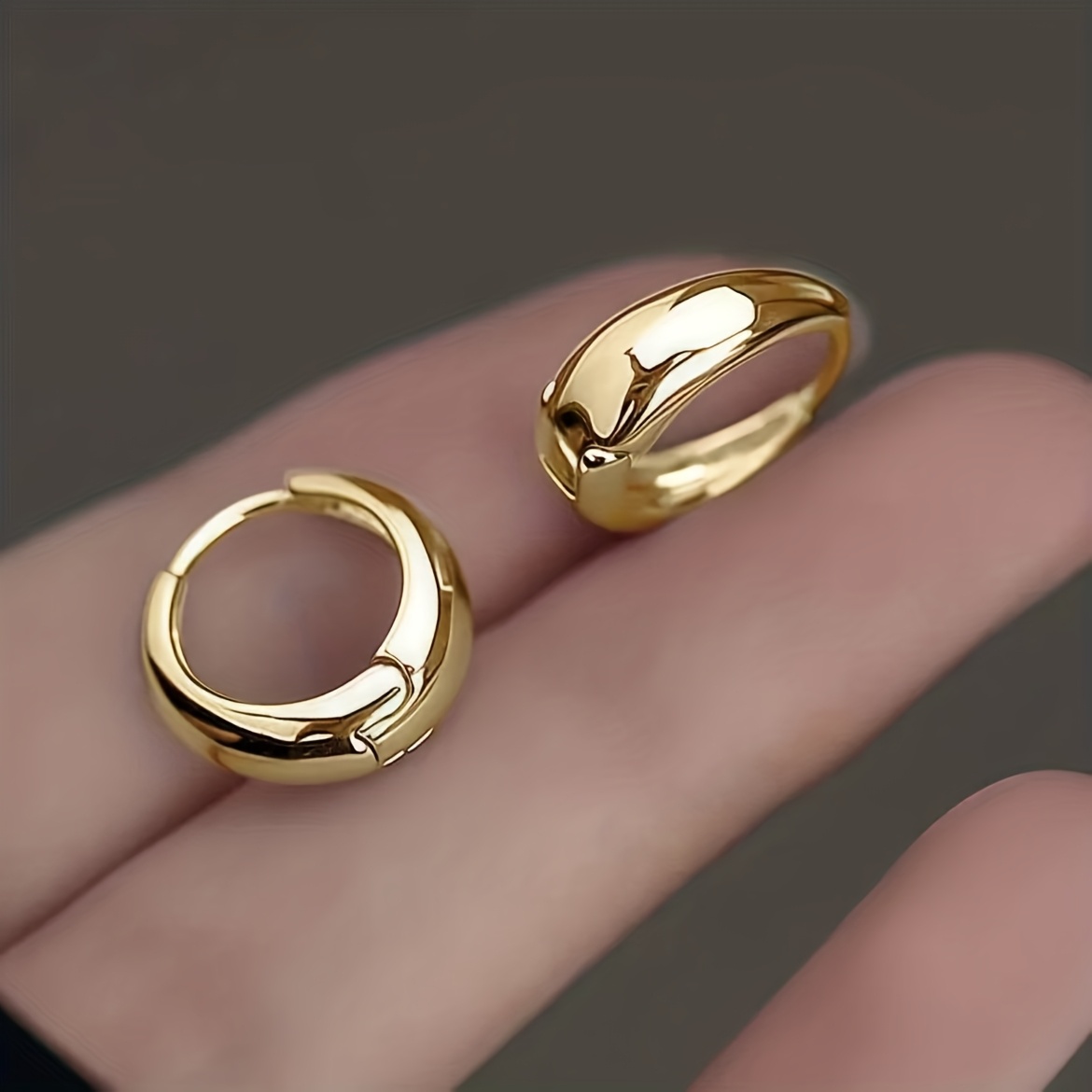 A Pair Of Smooth And Fashionable Women's Earrings In Bohemian Style, Simple And Elegant, Suitable For Daily Wear, Vacations, Fashionable Parties And Dates. Earrings Are
