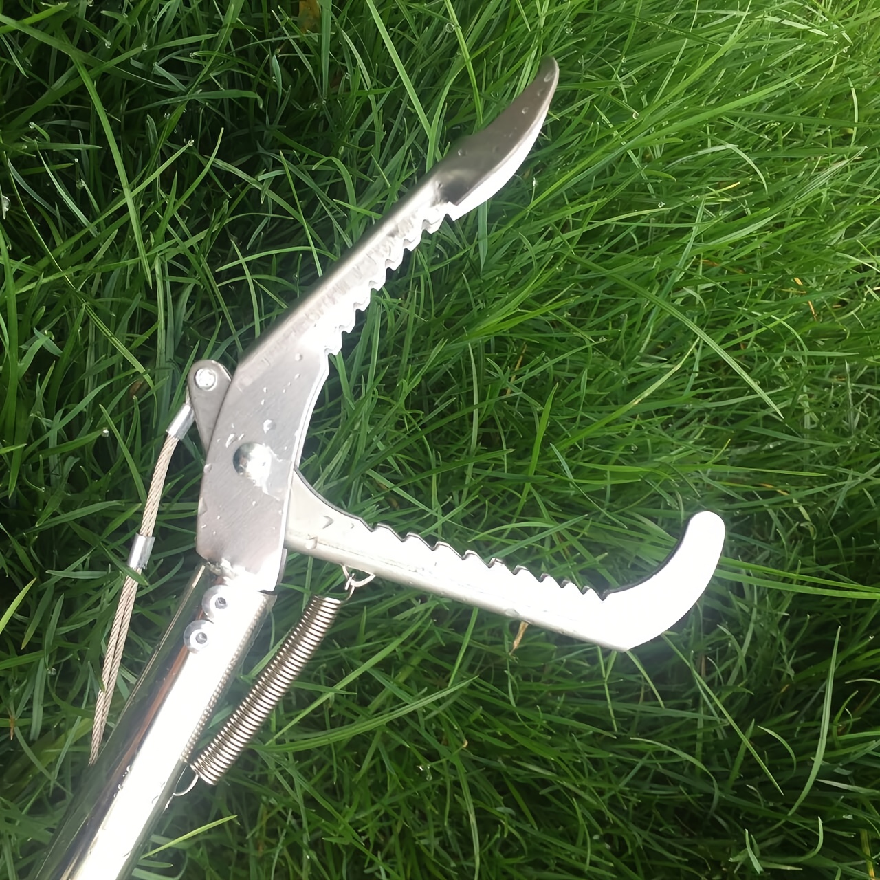 39ft heavy duty stainless steel snake pliers with lock wide mouth double sawtooth design for safe reptile handling durable and secure reptile handling tool functional locking mechanism durable construction details 5