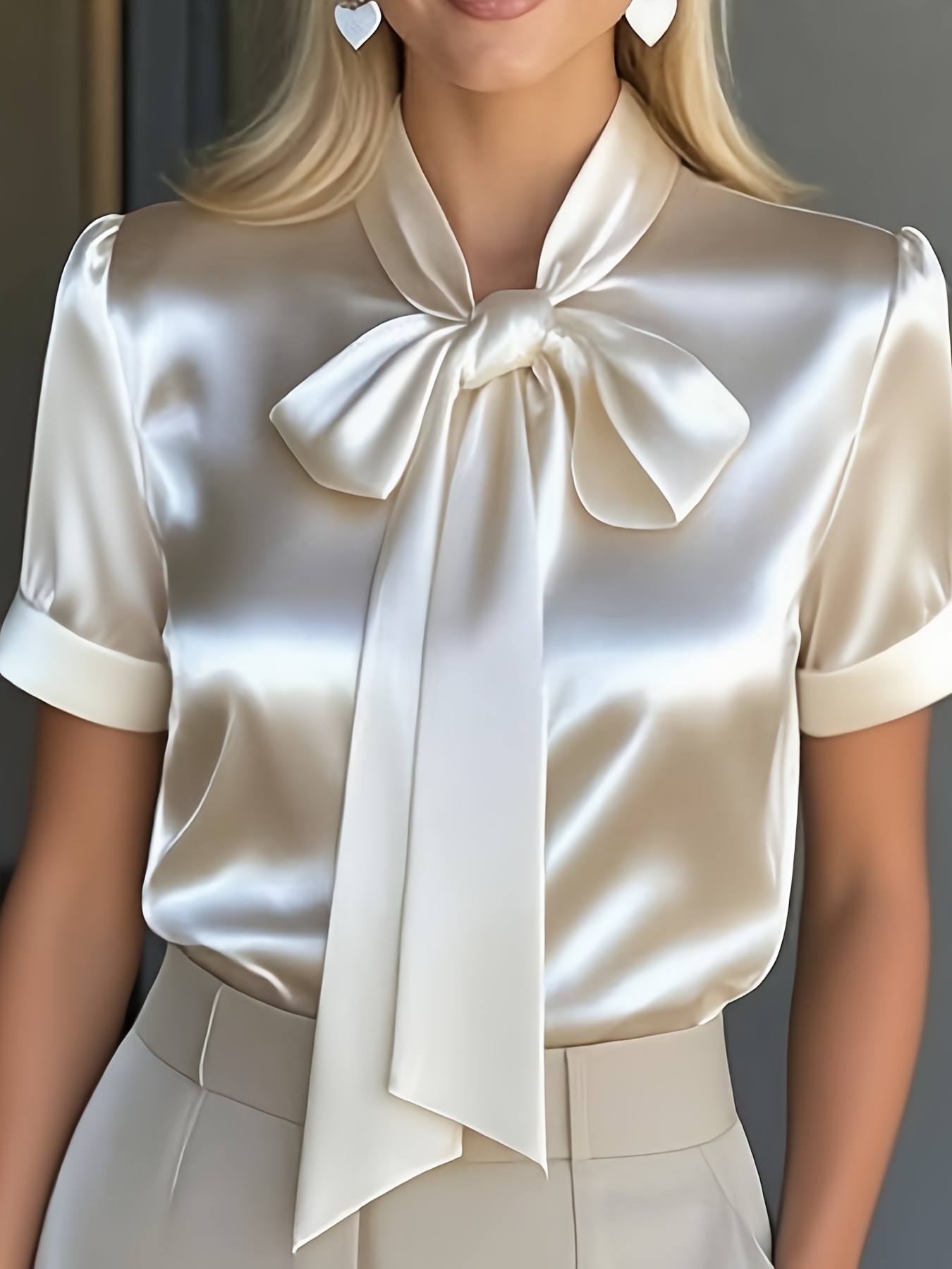 Top de manga corta con cuello de lazo para mujer | Textura de satén, elegante y moderno, ideal para la oficina y fiestas en primavera/verano/otoño, lavable a máquina, color liso, cuello en V