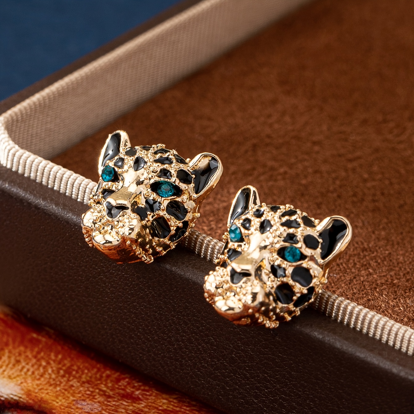 TEMU Un par de aretes de moda de material aleación de con cabeza de leopardo, para mujeres