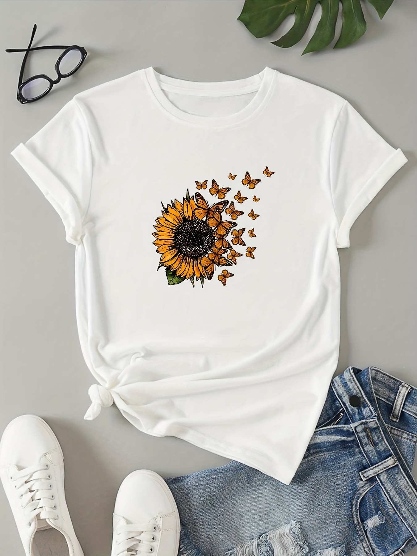 Blusa blanca con girasoles sale