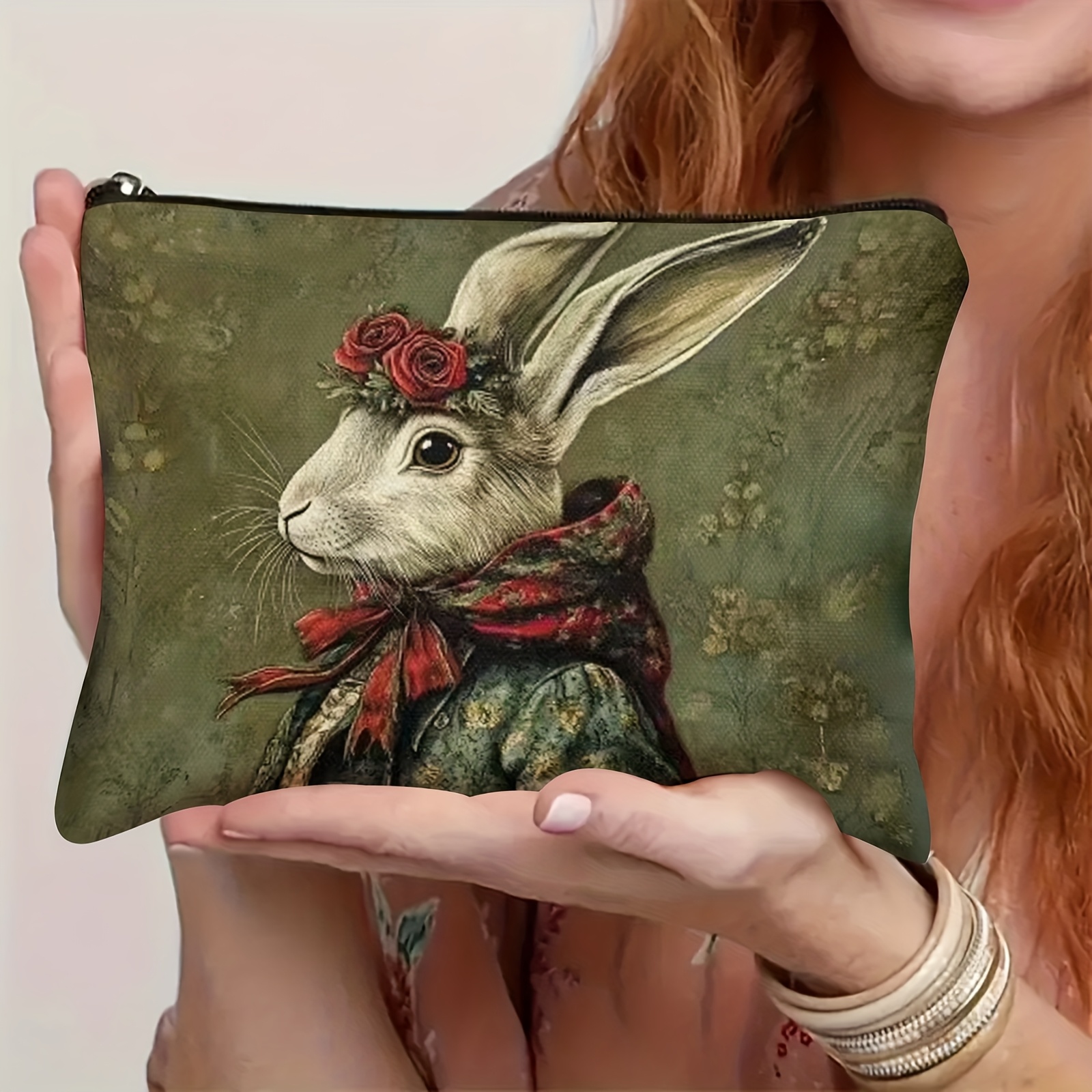 E-shop Eine Make-up-Tasche im Vintage-Stil mit einem einfachen Design Kopfes, der von einer roten Rose und einem Hasen-Print geschmückt ist. Sie ist