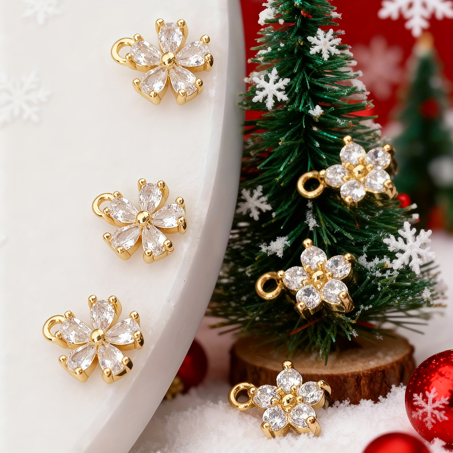 TEMU 6pcs Christmas Themed Shiny Rhinestone Flower-shaped Pendants, Gold-plated Snowflake Inspired Accessories, Christmas Decoration Small Parts,