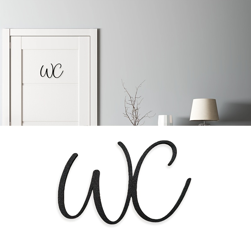 E-shop [2D Flat] Ein minimalistisches Acryl-Badezimmer-Schild mit klassischem WC-Buchstaben-Design, mit einem Aufkleber auf der Rückseite, geeignet für