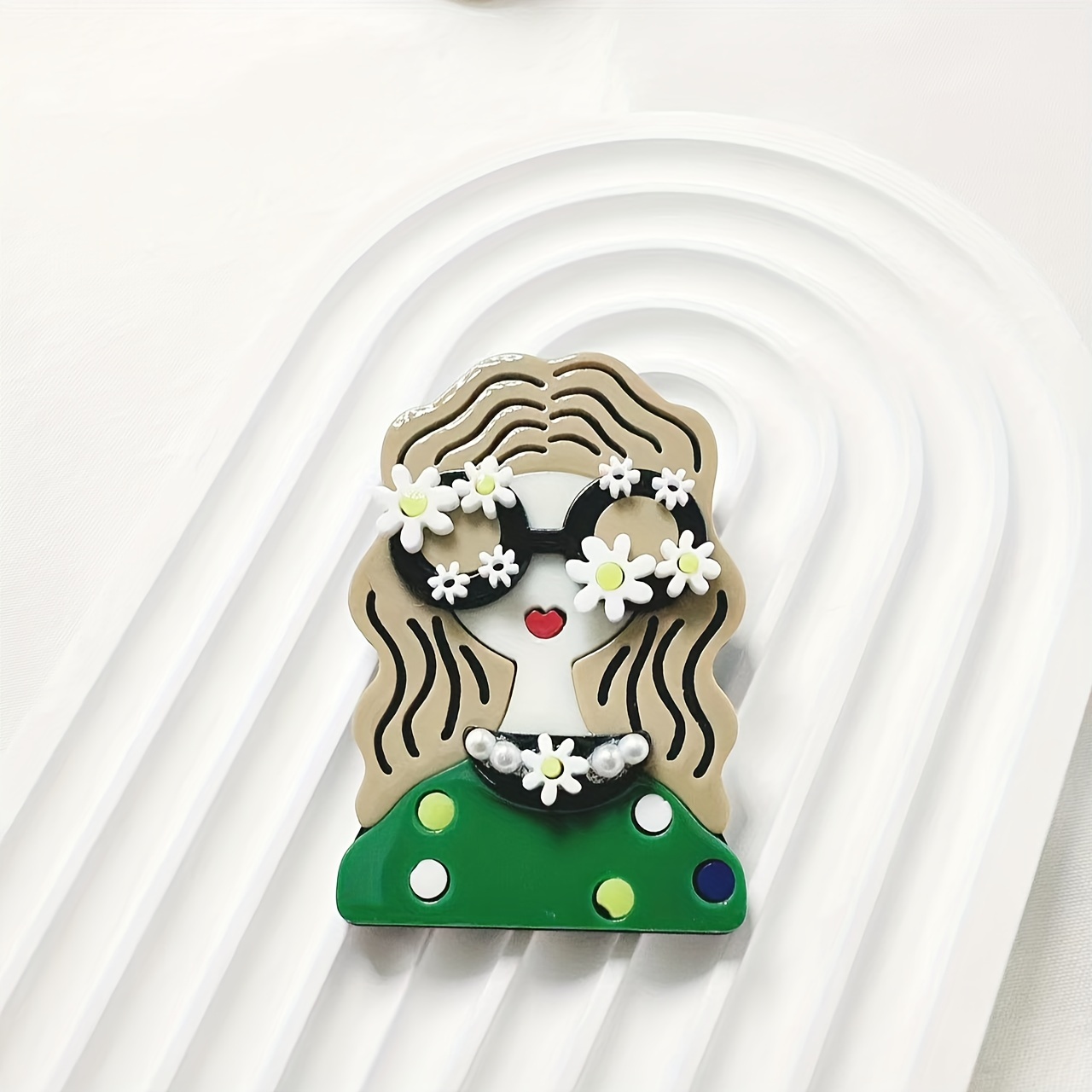 

Cute Acrylic Girl Brooch With Floral Design, Glasses Detail, And No Plating - Versatile Fashion Accessory For Daily And Vacation Wear