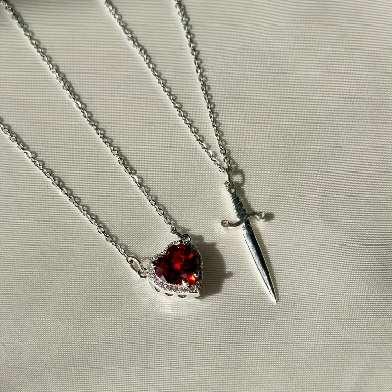TEMU 2 pièces Collier Élégant et Unique avec Cœur Rouge Incrusté de Synthétique , Collier & Épée pour Couple, Accessoire Mode , d'Affectueux, Style ,