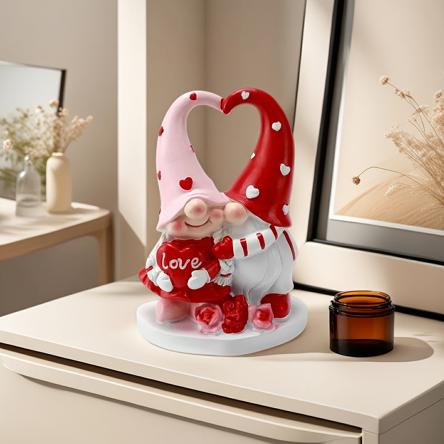 A Valentine's Day Heart Gnome Statue For Home Decoration, Suitable For The Bedroom, Living Room, Or Office, Made Of Resin And Perfect As A Gift