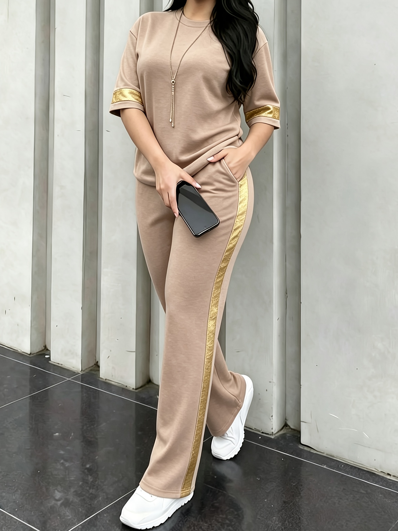 Ensemble Doré Bordures Métallisées — T-shirt & Pantalon Large Femme Ensemble décontracté à la mode avec bordures dorées : T-shirt à manches mi-longues, doux pour la peau et respirant + Pantalon à jambes larges et taille haute. Ensemble 2 pièces pour femme de style européen et américain, ensemble élégant 2 pièces multicolore. Pantalon à jambes larges et manches