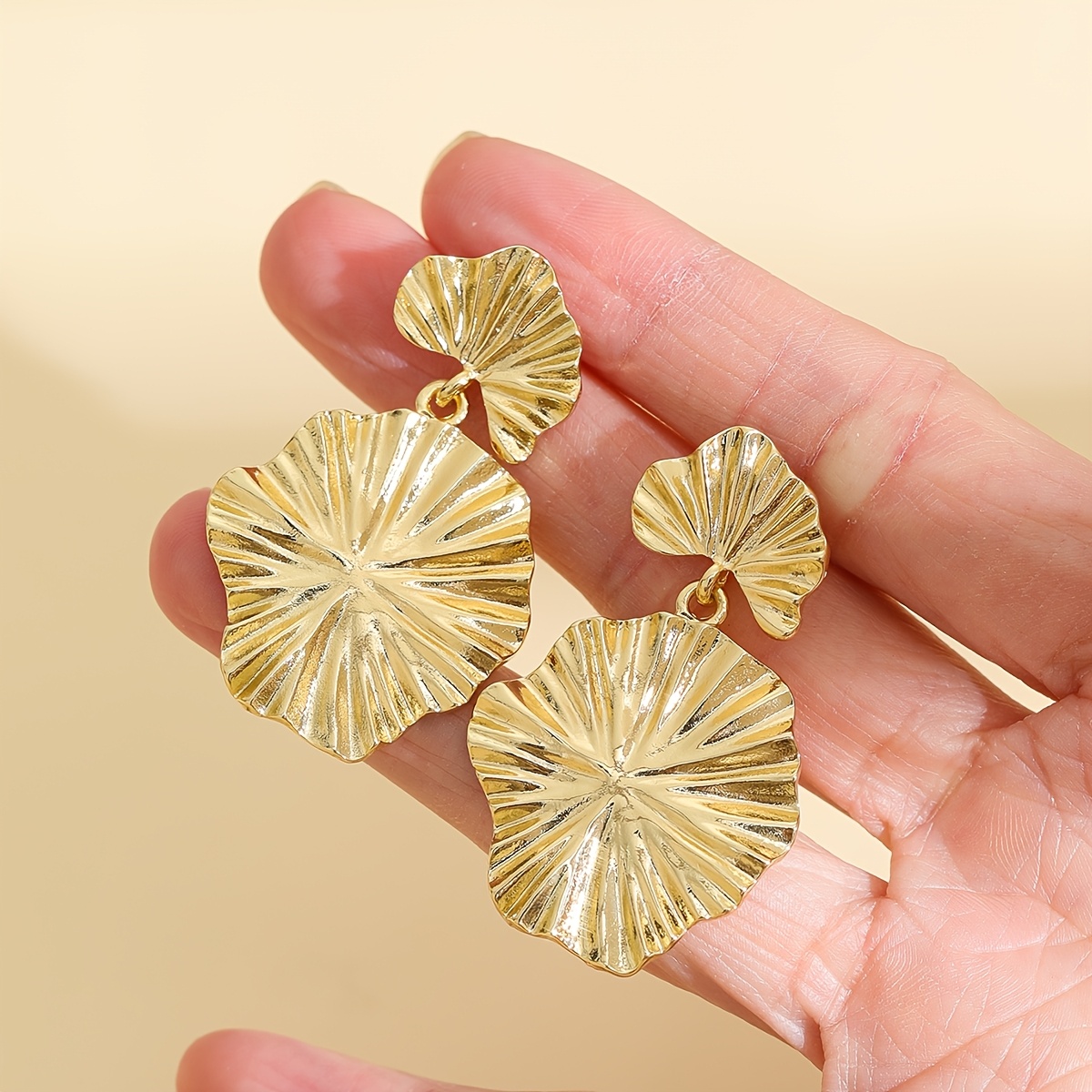 A Pair Of Bohemian-style Golden Ginkgo Leaf Designs, Easy And Versatile, Exuding , Suitable For Daily Wear And Formal Occasions