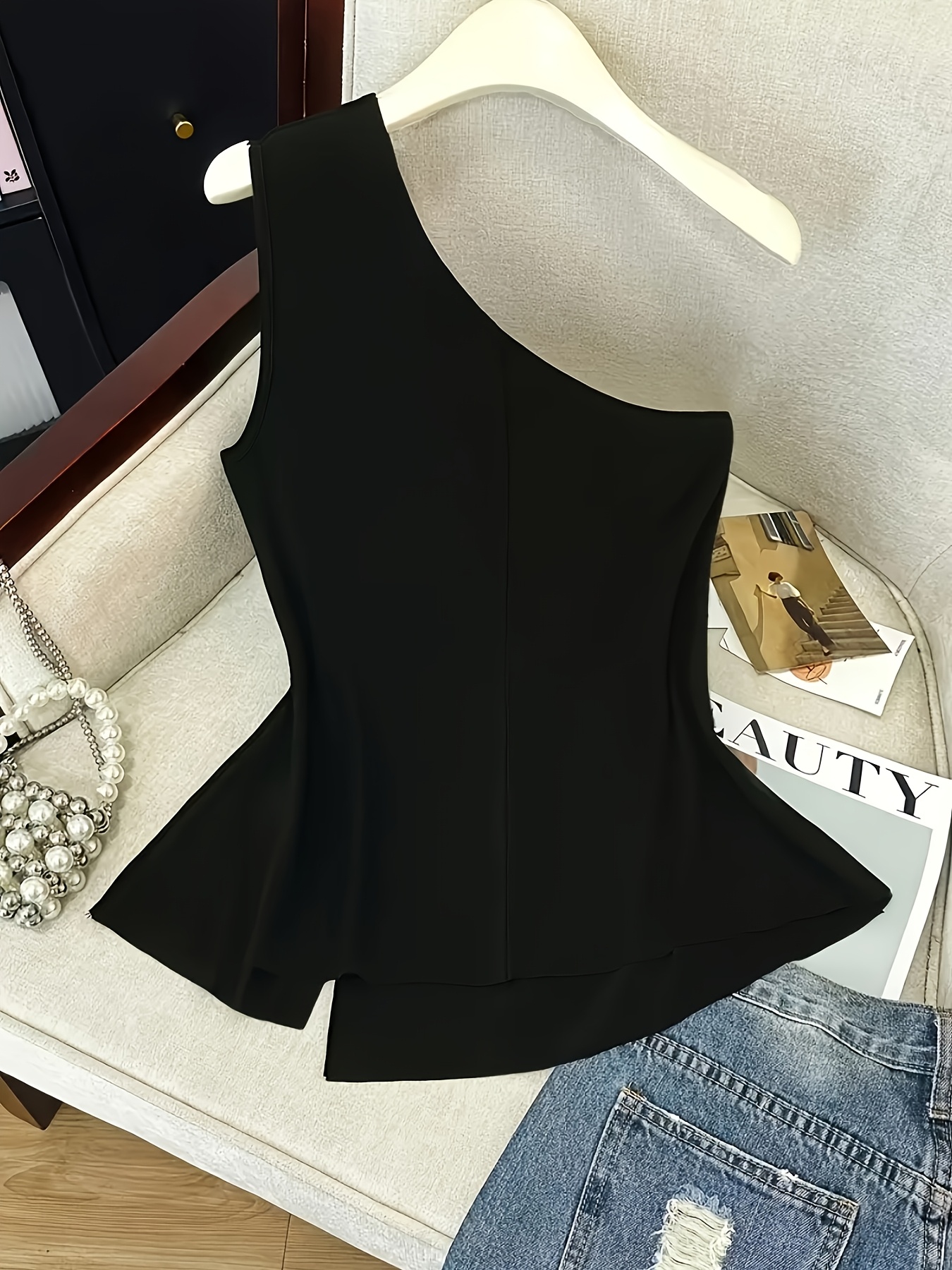 blusa elegante para   a dia, com modelagem   e ajustada, cor  , decote assimétrico e  
