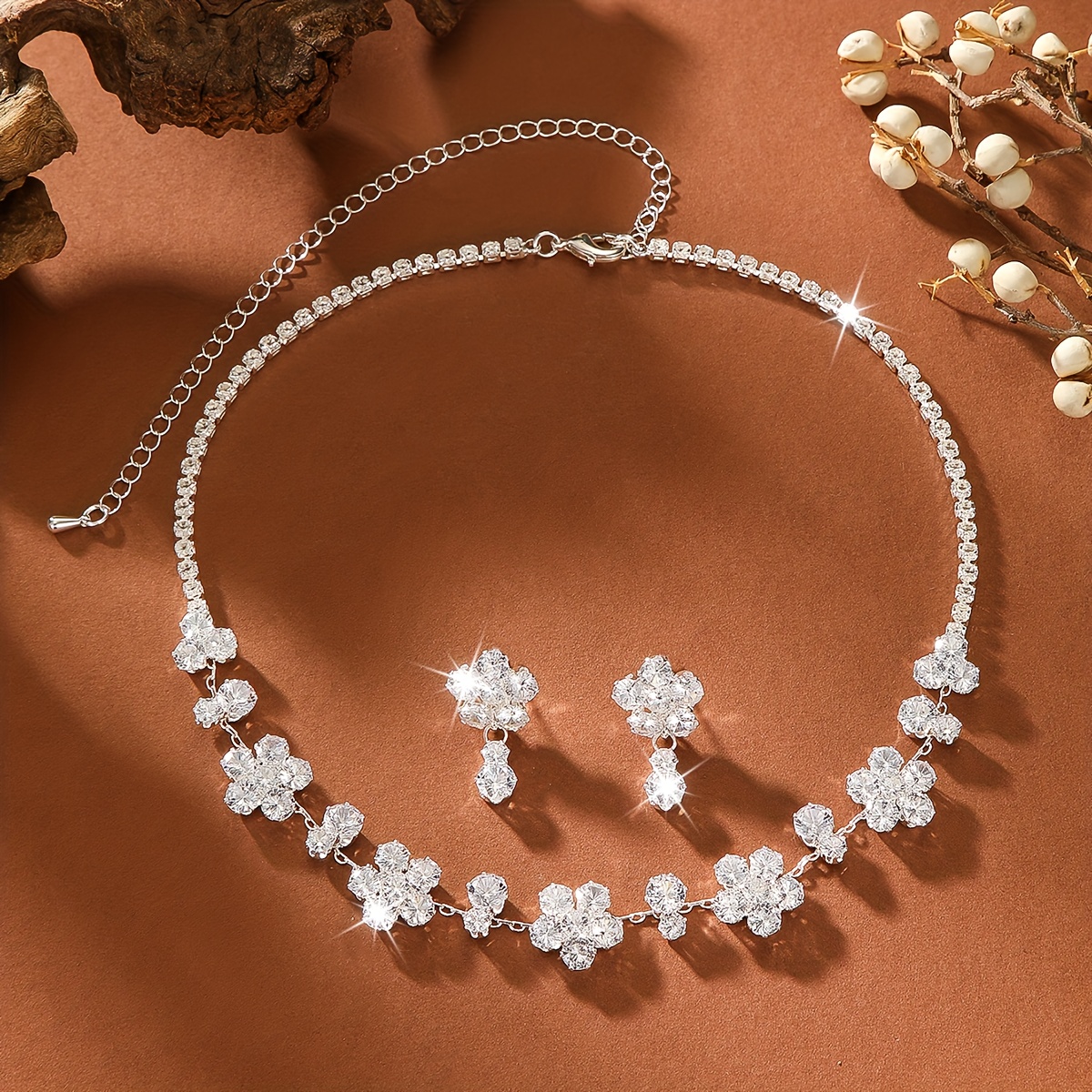 E-shop Damen Schmuckset: 1 Paar Ohrringe + 1 Halskette. Hochwertiges Blumen-Ohrringe Halskette Set. Versilbert mit glänzendem Synthetischem Zirkonia