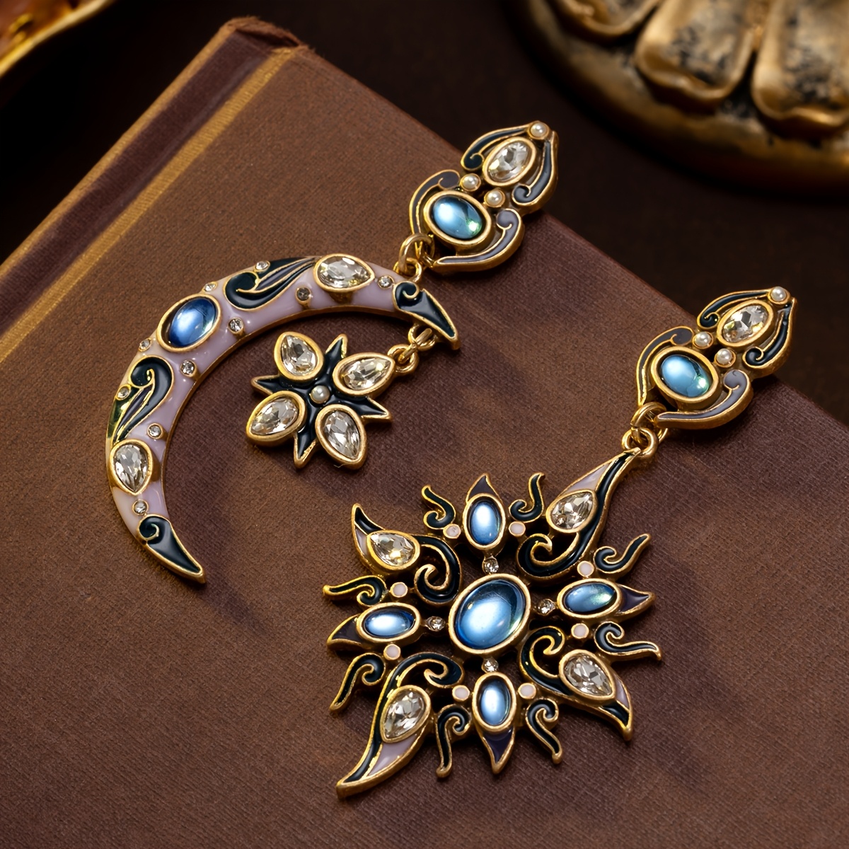 TEMU Une paire de boucles d'oreilles unique inspirées par des et lune, ornées de complexes. Parfaites pour les styles bohème ou gothique, ajoutent un
