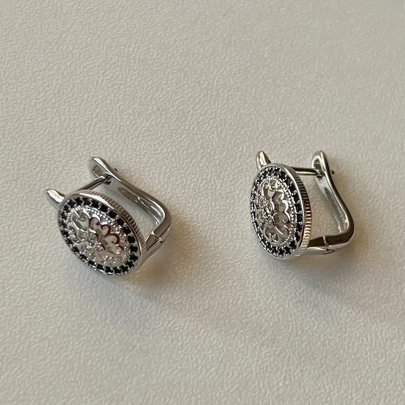 TEMU 1 Pair Of Vintage Elegant Temperament Casual Old-school Classical Pattern Hollow-out Round Disc Unique Niche Design Exquisite And Versatile