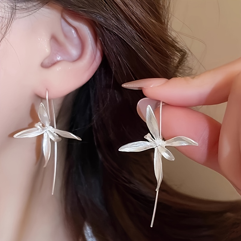 TEMU Exquisite Shiny Metal Texture With Realistic Dragonfly Design And Unique Curved Structure Versatile Fashion Trend Earrings, For Teenager