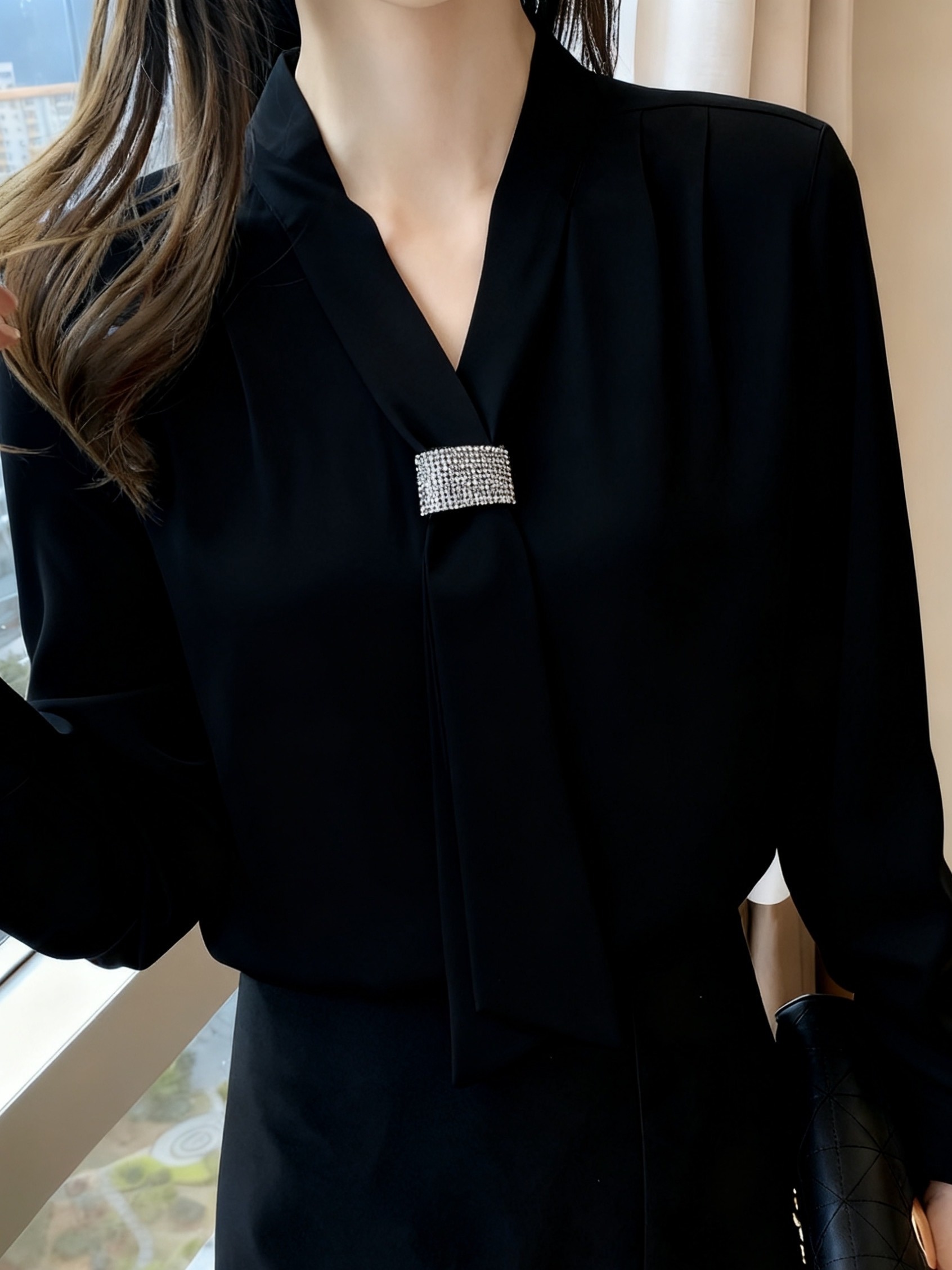 Elegante Blusa de Satén Inspirada en el Medio Oriente para Mujer - Camisa de Manga Larga con Cuello en V y Detalle de Lazo en Color Burdeos Sólido, Lavable a Máquina y Ajuste Sastre para Uso en Todas las Estaciones, Atuendo Formal, Acabado Elegante