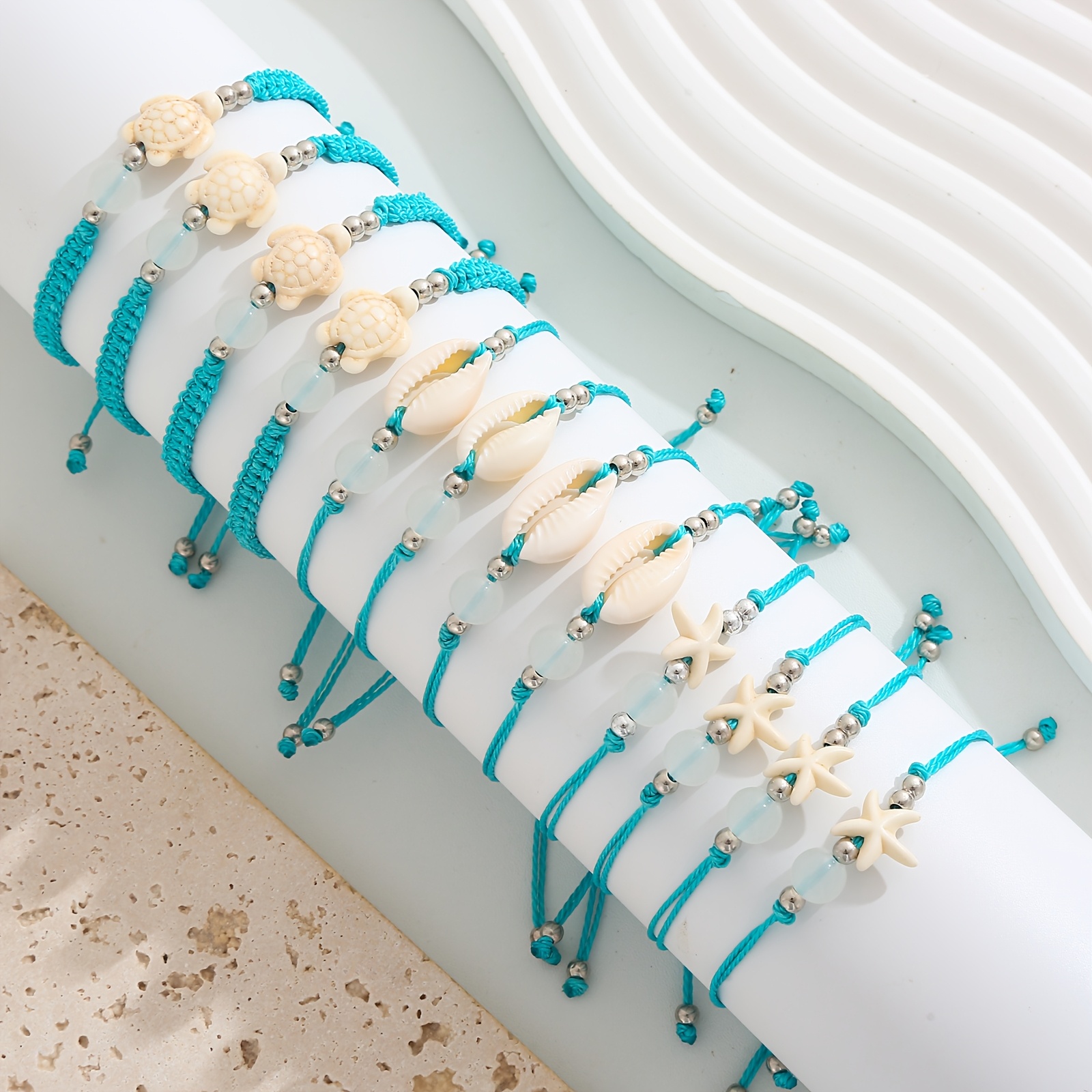 E-shop Set mit 12 Damen Armbänder im Bohème-Stil mit Muscheln und Seesternen für den Ozeanstrand