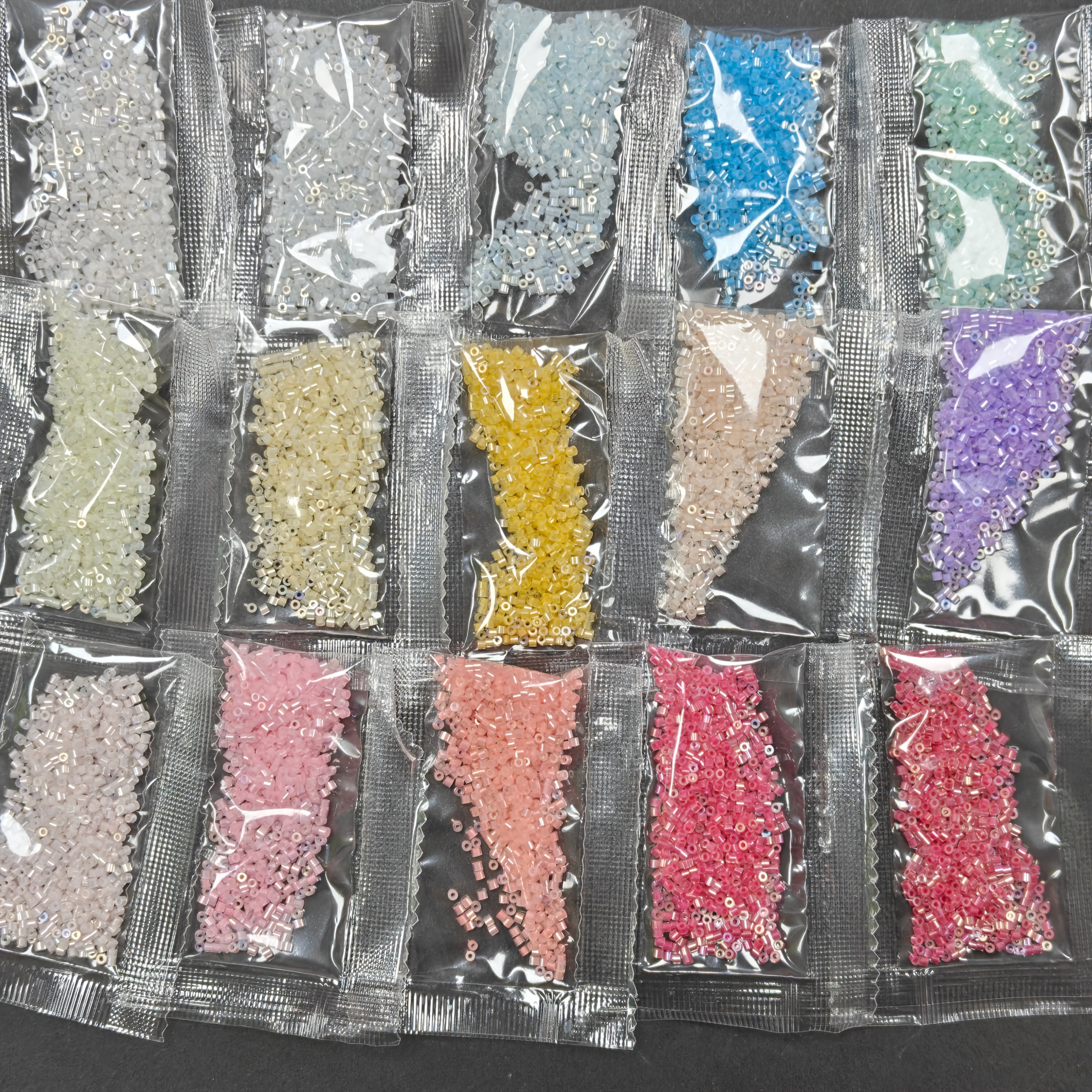 TEMU Kit de perles, 15 couleurs/75G, perles de verre colorées ultra-fines de 1,6 mm, 15 types de perles de verre de haute qualité, riches en couleurs