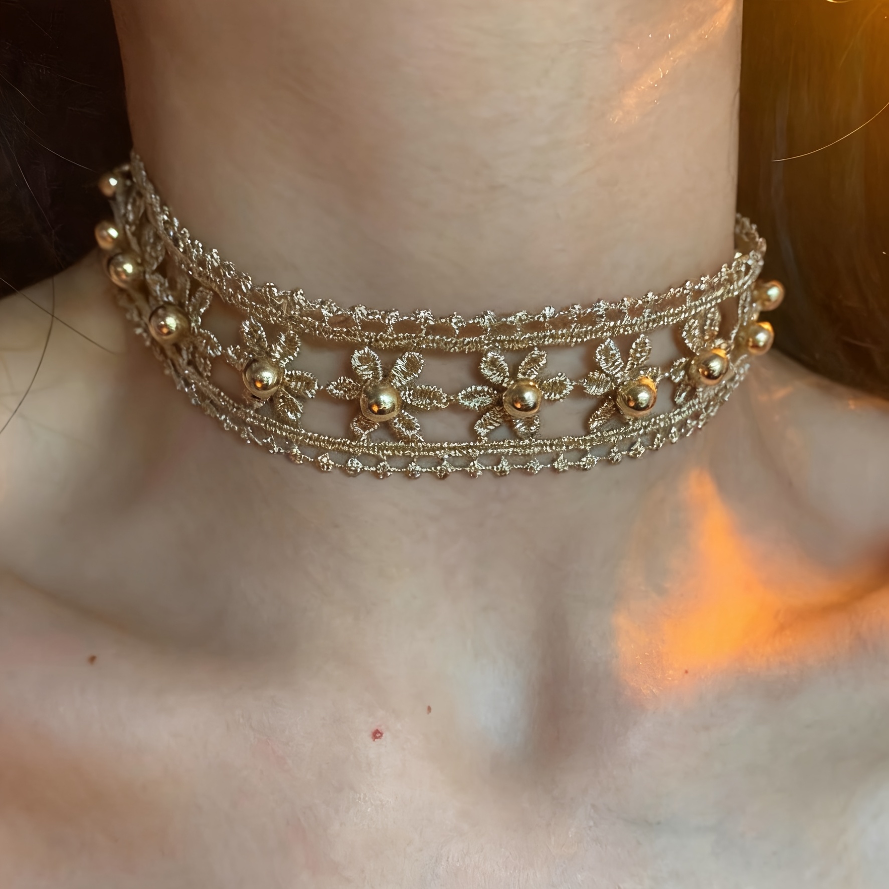 TEMU Un collar delicado de encaje con diseño floral y bordes dorados, para un único a tu outfit. Ideal para regalar de y ocasiones festivas.