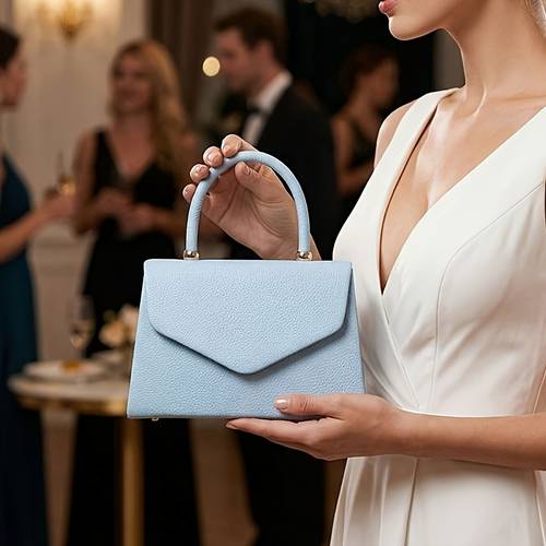 1 jednobojna pu torbica s preklopom od liči uzorka, s visokokvalitetnim metalnim malim perlicama, prikazuje i eleganciju. može se držati u /nošiti na ramenu/preko tijela.