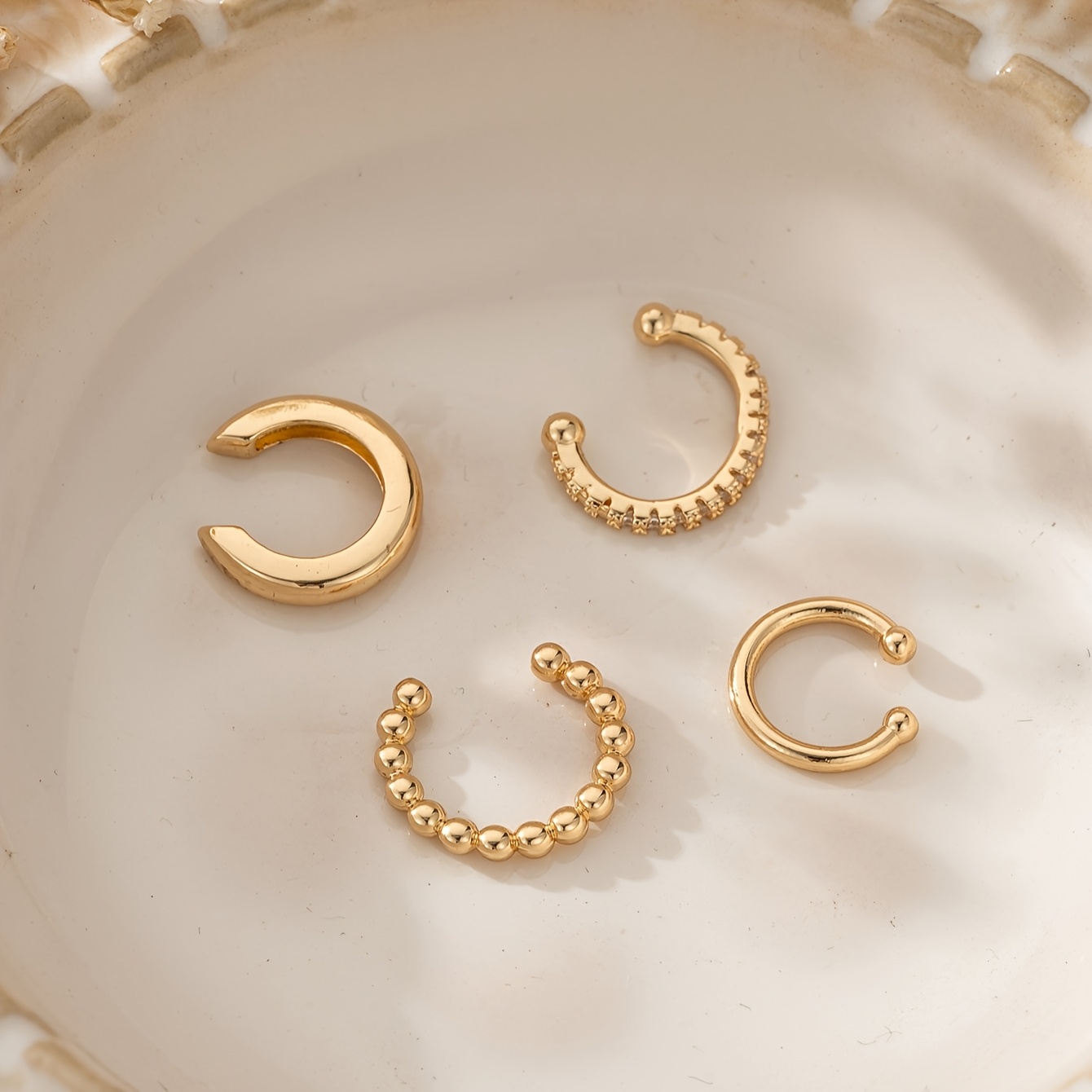 E-shop Ein Set aus vier stylischen Clip-On Ohrringen für Damen, mit einem minimalistischen Vintage-Design ohne Piercings, hergestellt aus geometrischem