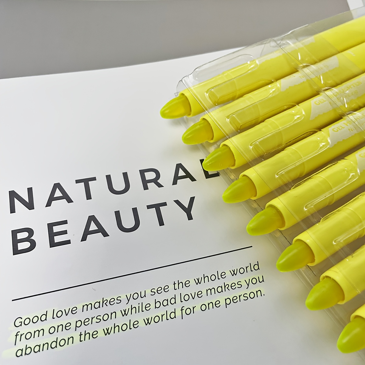 Image of Set Of 8 Yellow Gel Highlighters That Dry Quickly, Prevent Smudging, And Are Perfect For Journaling And Studying. An Ideal Christmas Gift