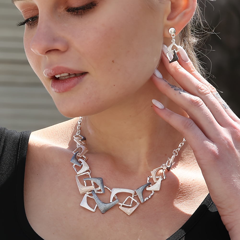 

A Set Of Simple And Elegant Geometric Enamel Jewelry, Including 1 Necklace And 1 Pair Of Earrings, French Banquets And Parties.