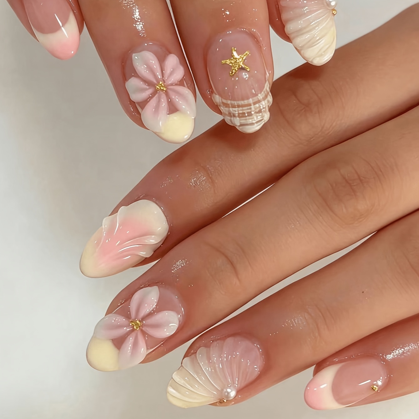 TEMU 24 stuks korte ovale druk-op nepnagels, nude roze + kleurverloop melkwit met gouden zeester en accenten, met een vakantiesfeer. Zachte
