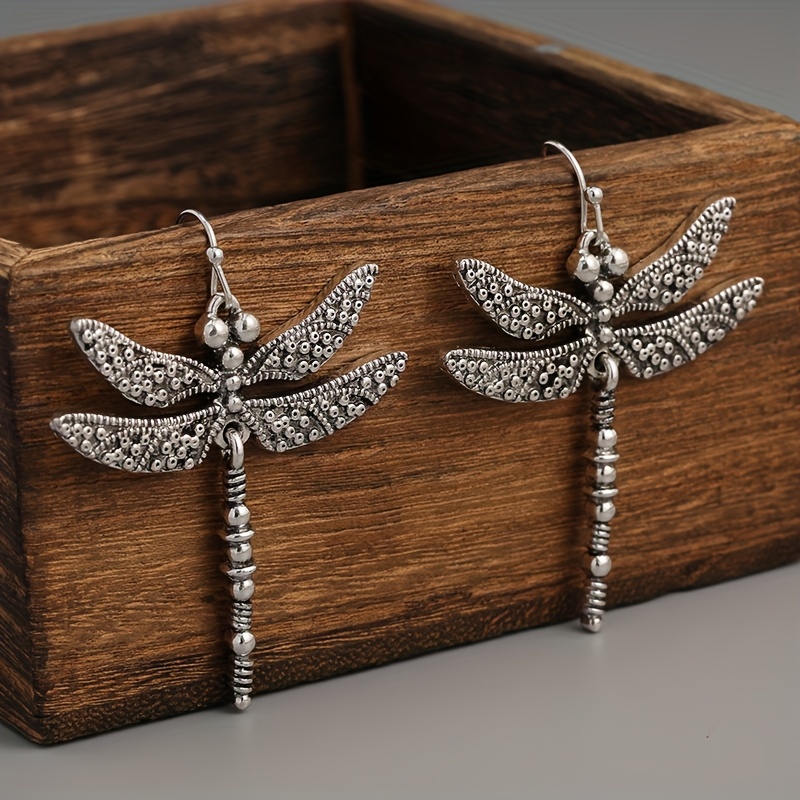 Image of A Pair Of Retro And Minimalist Animal Dragonfly Earrings, Suitable For To Wear At Banquets And Parties