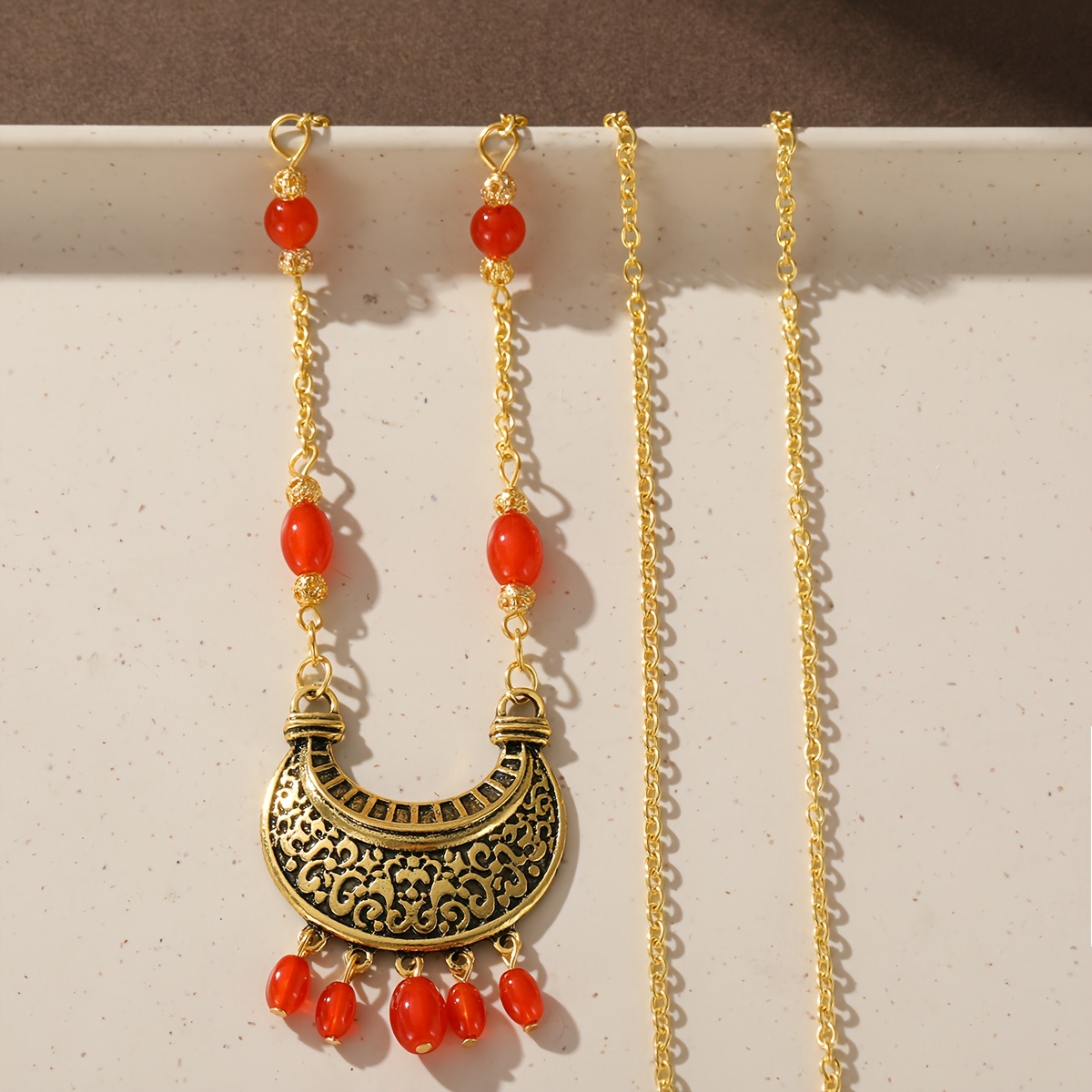 TEMU Collier pour femmes style bohème vieilli, pendentif croissant en perles rouges partiellement sculptées avec pompon, idéal pour les vacances, les
