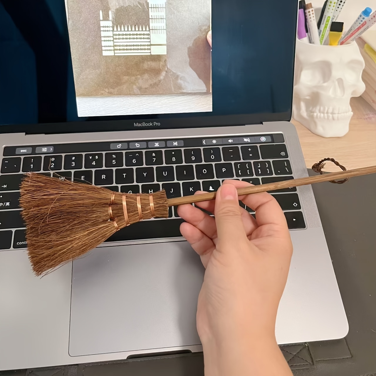 

1pc Mini Wooden Broom With Handle, Reusable Medium Firmness Cleaning Brush For Desktop, Keyboard, Living Room, Bedroom, Floor, Furniture - No Electricity Needed