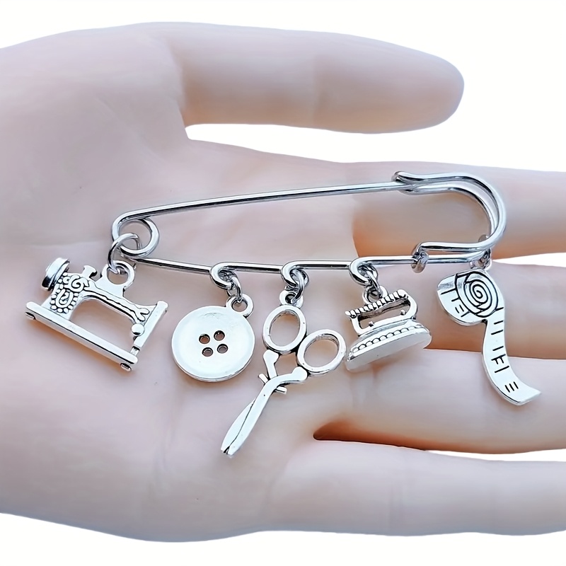 TEMU Broche de Temática de Costura - Máquina de Coser Vintage, Cinta Métrica, Tijeras y Botones de Tabla de Planchar - Accesorio de Manualidades para