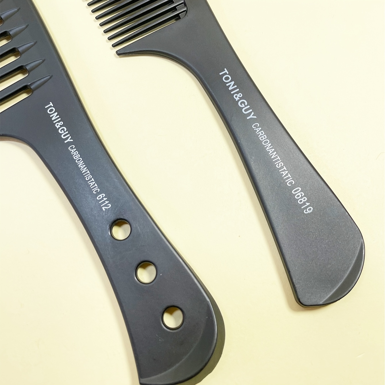 Set van 2 zwarte platte kammen met brede tanden voor herenknipbeurten, geschikt voor gebruik in salons en kapperszalen, ontworpen voor tondeuses en kappers