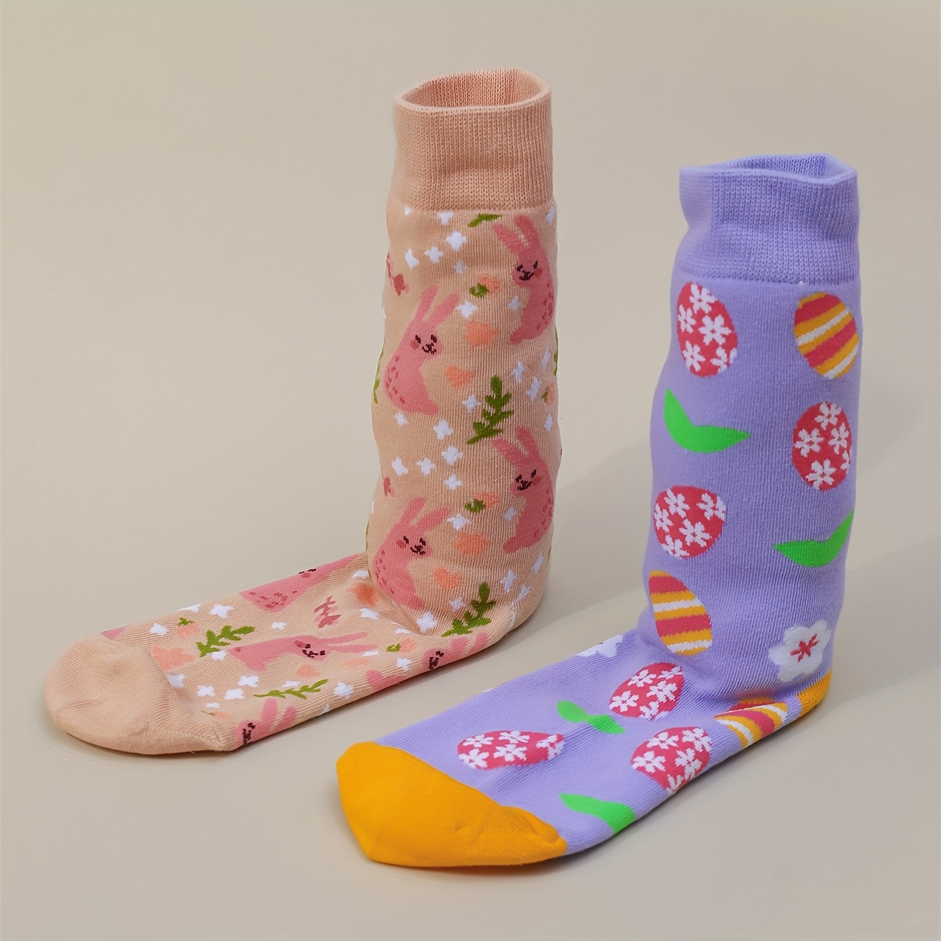 Acquista Calzini magnetici unisex divertenti a tubo medio Calzini per coppie e amiche Calzini in cotone carini per mano da donna neri bianchi in Italia a partire da 3.37