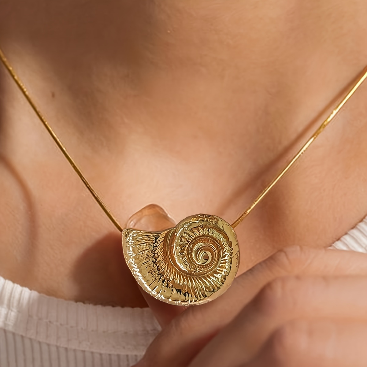 

Elegant Golden Seashell Pendant Necklace - Perfect For Beach Vacations And Everyday Wear