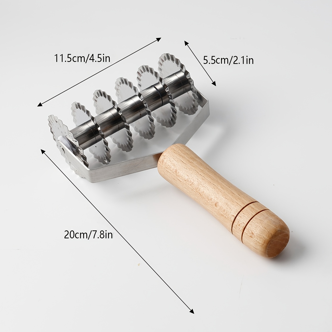 E-shop 1pc Sechsrad-Ausstecher, Nudelschneider, Edelstahl-Schneidwerkzeug mit gewelltem Holzgriff, manuelles Schneidrad, Backwerkzeug, Küchenzubehör
