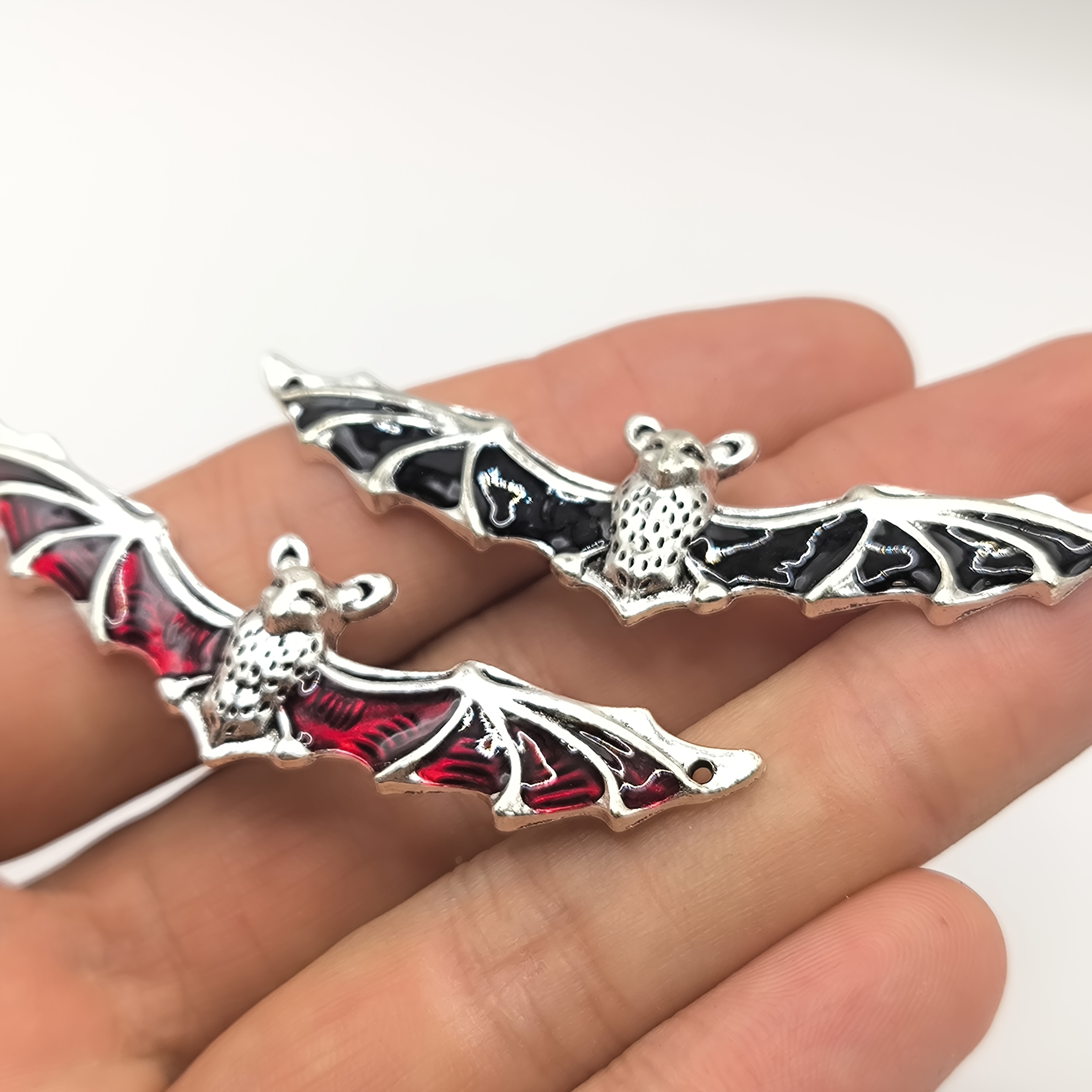 E-shop Set mit 2 beliebten Gothic Vampire Fledermaus Öl-Tropfen Versiegelungs-Bastel-Zinklegierung, versilberter Rahmen, Fledermaus-Anhänger für ,