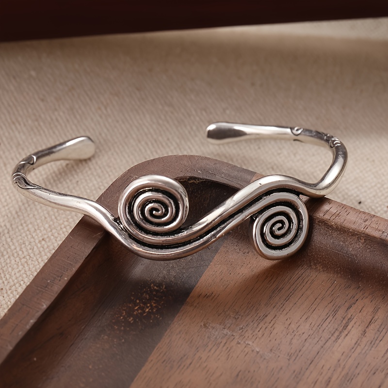 E-shop Dieses Armband strahlt eine antike mysteriöse künstlerische Atmosphäre aus. Sein spiralförmiges Musterdesign ist voller dynamischer antiker