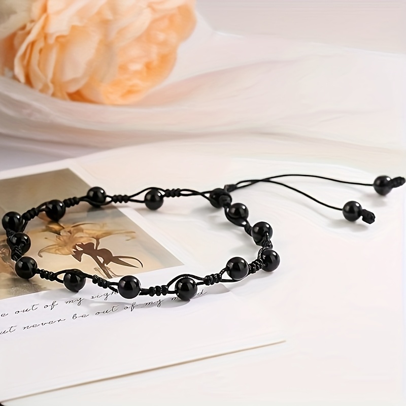 E-shop Minimalistische schwarze Obsidian-Fußkette aus Natursteinen mit verstellbarer, handgewebter Perlenkette und einem baumelnden Anhänger. Dieser