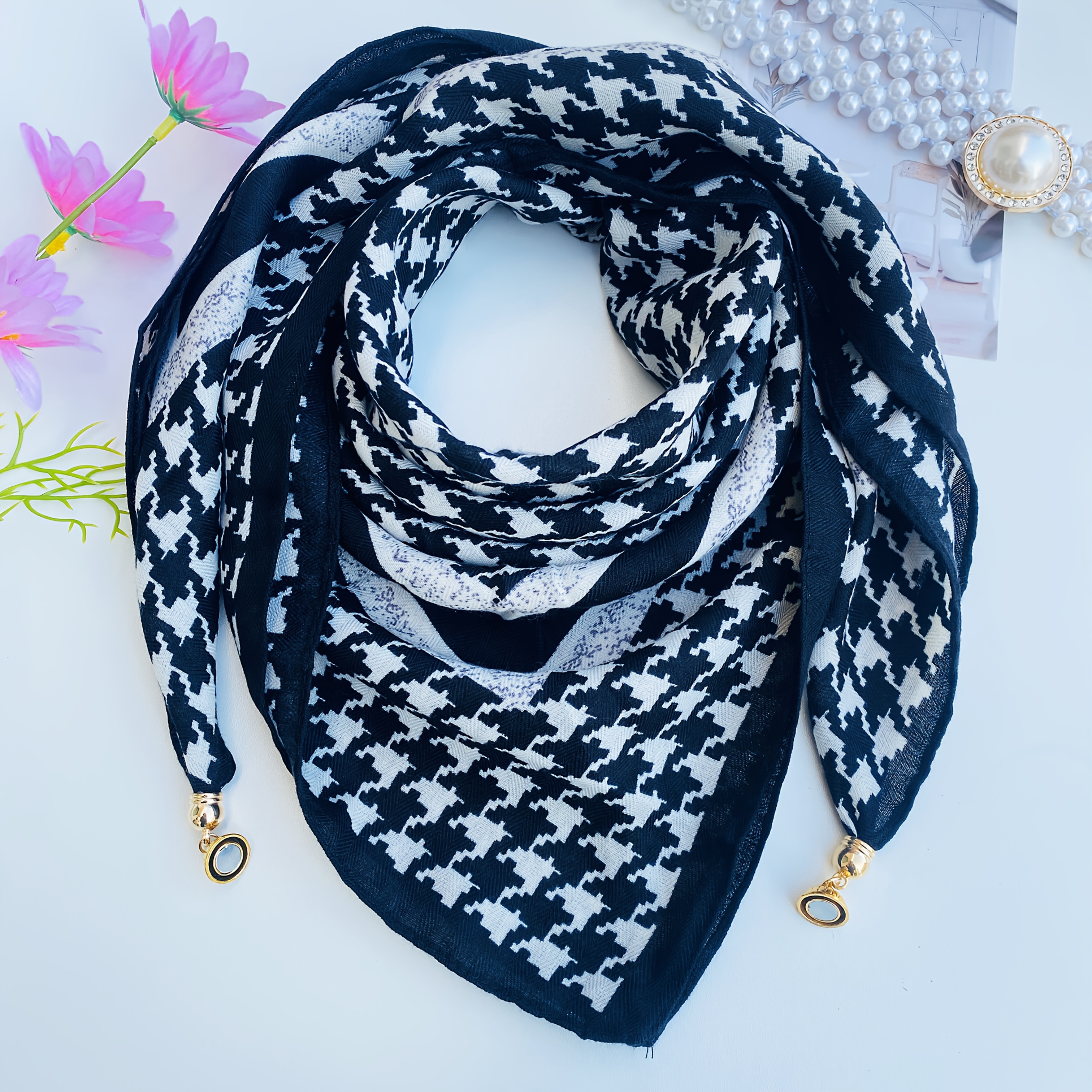 

1pc Women’s Magnetic Scarf – Soft, Stylish Black & White Patterned Neck Wrap With Golden-tone Clasps, No-tie Design For & , Perfect Gift Or Family