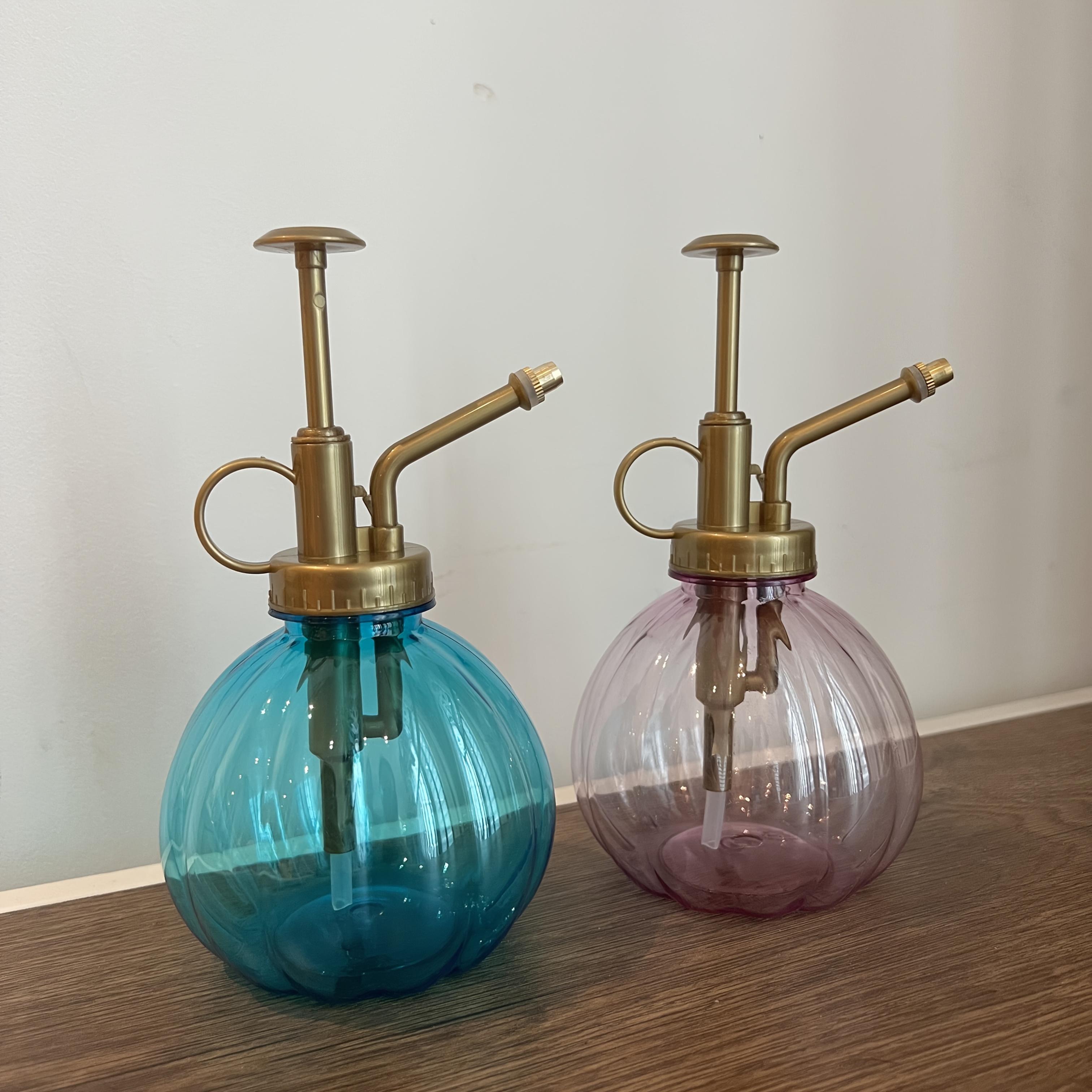 elegante kleine gießkanne für schöne gärten, mit vintage und niedlichem buntem kürbis-sprühgerät,   für zimmerpflanzen und blumen 0