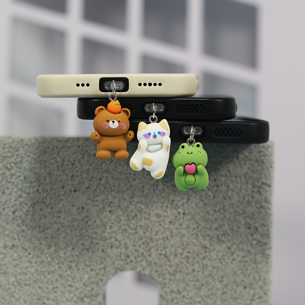 

Bouchons de poussière pour téléphone mignons avec des chats, des grenouilles et des ; accessoires et décorations adaptés aux de charge de type C pour iPhone et Samsung.