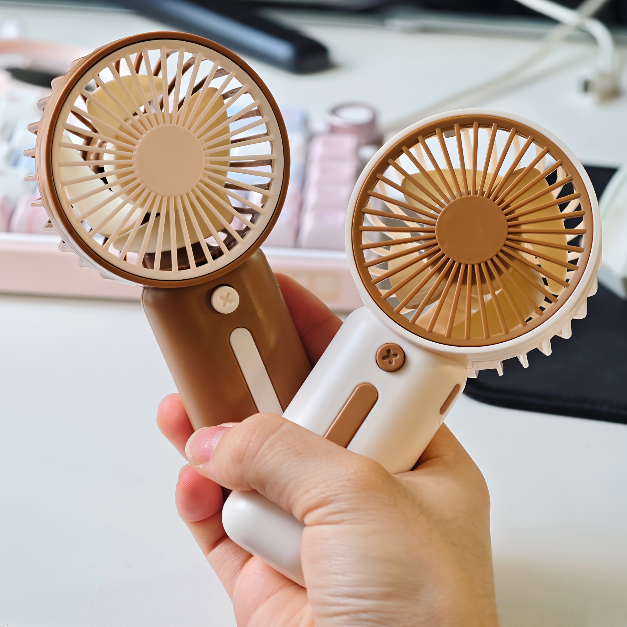 Mini Ventilador Portátil de Mano Disponible en 4 Colores - Portátil y Compacto (Sin Costo) - Adecuado para Múltiples Escenarios