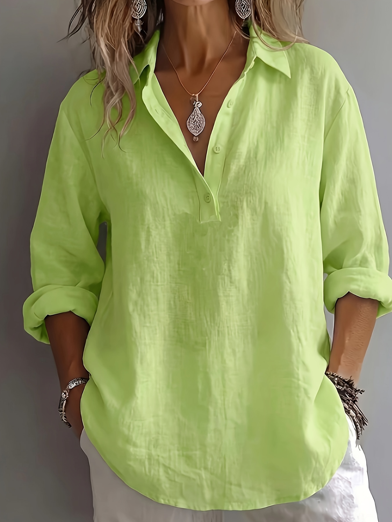 Elegancka i wygodna, luźna koszula damska w jednolitym kolorze z długim rękawem na wiosnę i jesień. Swobodny styl z kołnierzykiem i przelotką na guziki, idealna do noszenia na co dzień. Ten uniwersalny top nadaje się zarówno do biura, jak i na czas wolny.