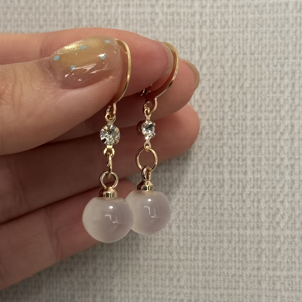 Un par de elegantes aretes para el verano