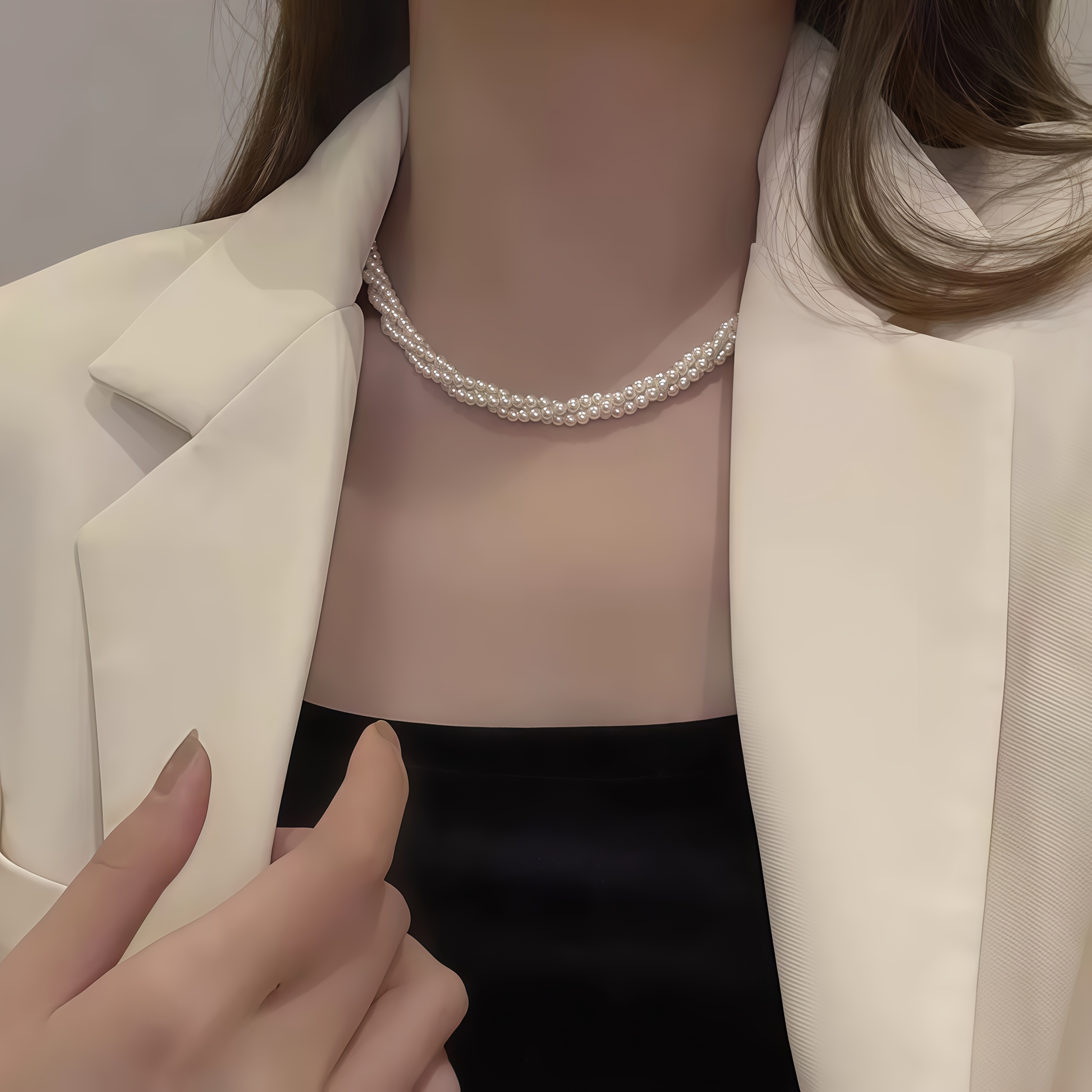 E-shop Eine stilvolle, gedrehte Perlen-Choker-Halskette, die elegant, sexy, luxuriös und für eine wunderschöne Dame bei einem ist.