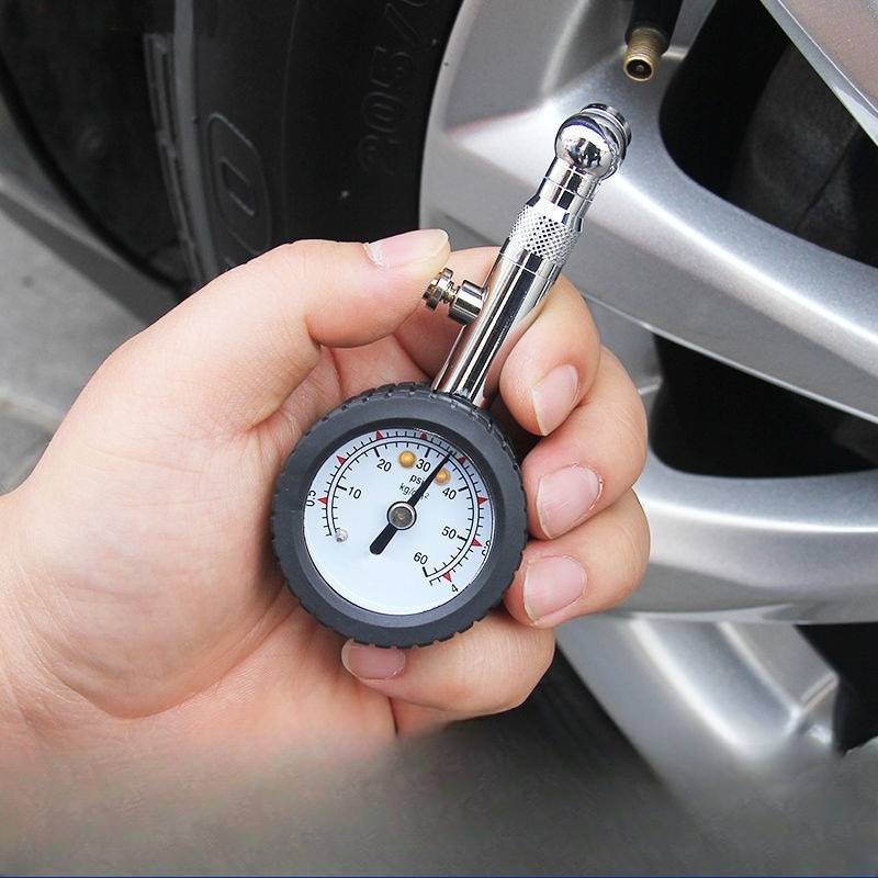 Heavy-Duty Analog Tire Pressure Gauge with Deflator for tire pressure service detail image 3