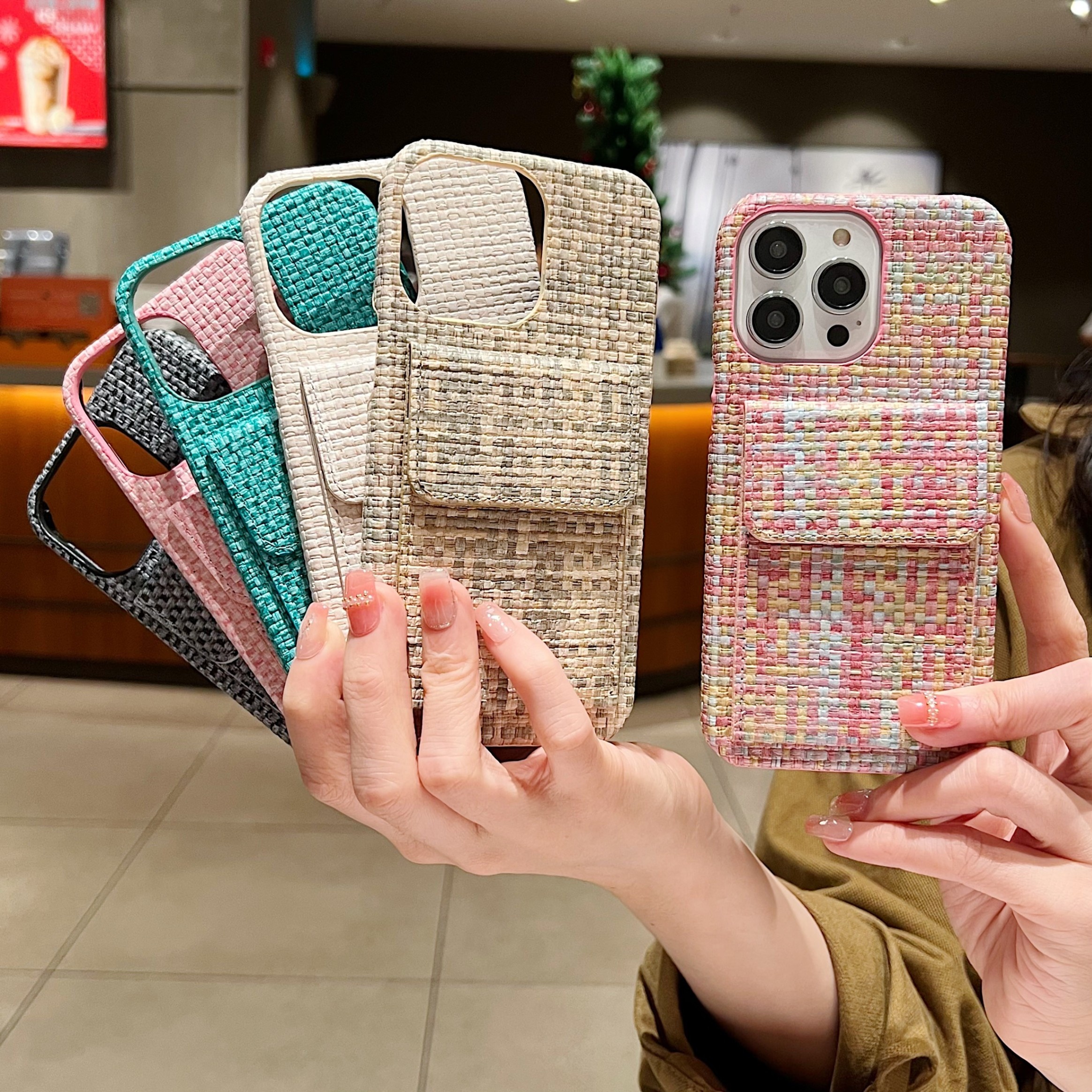 Premium Card Holders Woven Material New Bags Mobile Phone Cases Protective Cases Simple Series For IPhone 16/For IPhone 15Promax/for IPhone16/14 Plus/For IPhone13 Pro Max 12 11 XS, Fashion Style Card Holder Mobile Phone Case Woven Plaid Simple Pattern Anti-drop And Anti-scratch Full Body Protection Mobile Phone Case Suitable As A Holiday Gift For Family, Boyfriend, Girlfriend, Boys, Girls