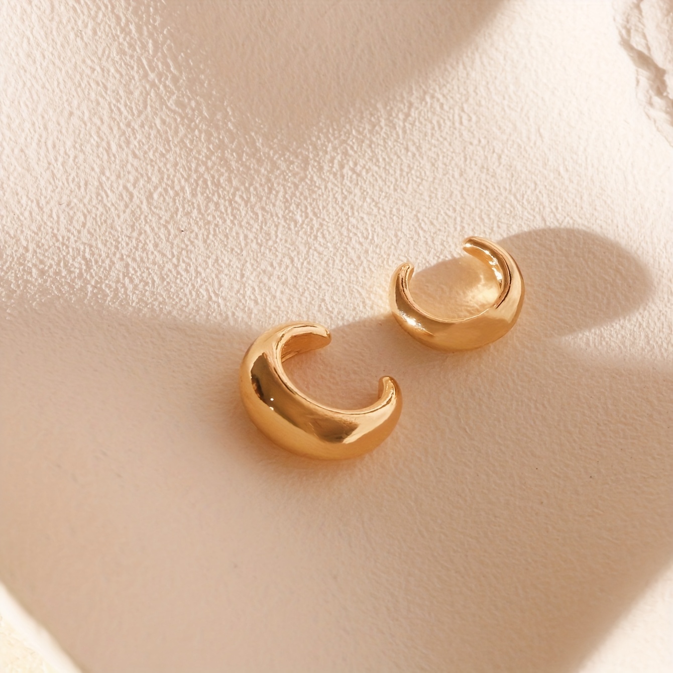 E-shop [Elegante Ohrbügel] Goldene, elegante Damen Ohrbügel ohne Piercing, Clip-On, C-förmig | Kein Stichverschluss, minimalistisches Schmuckgeschenk