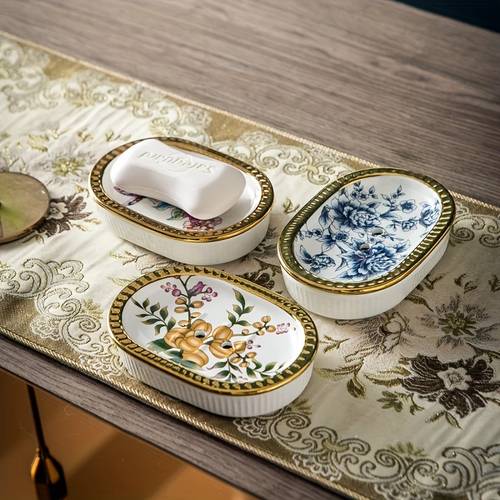 elegancka ceramiczna mydelniczka z dwuwarstwową konstrukcją odprowadzającą wodę, idealna do łazienki, wyposażona w stylowy, amerykański złoty wykończenie, które zapobiega gromadzeniu się wody.