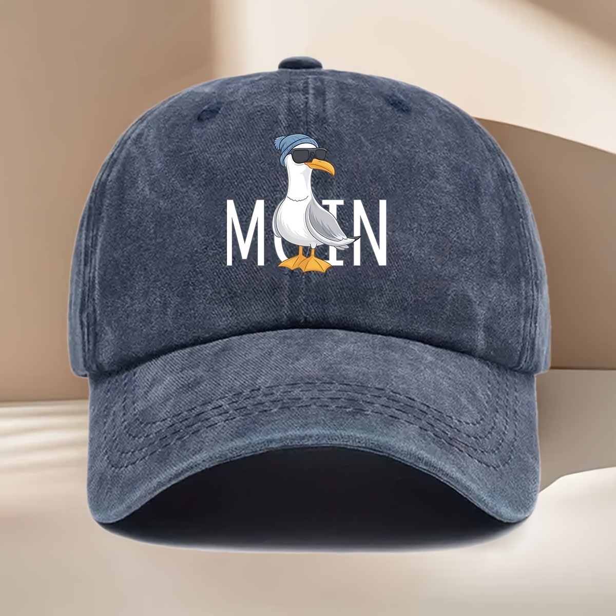 E-shop Baseballkappe mit einer Möwen-Zeichenfigur, die eine blaue Ted-Mütze modische Brille trägt, mit „MOIN“-Textaufdruck. Eine lässige, stilvolle